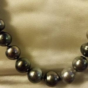 Black Tahitian pearl necklace an earrings
